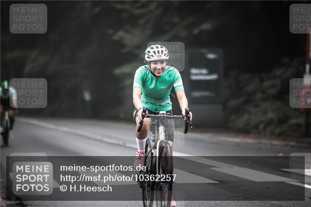 13.09.2026 - Stadtparktriathlon H.Heesch http://msf.ph/oto/10362257 13.09.2026 10:04:45 Radfahren 260, 319, 320 meine-sportfotos.de