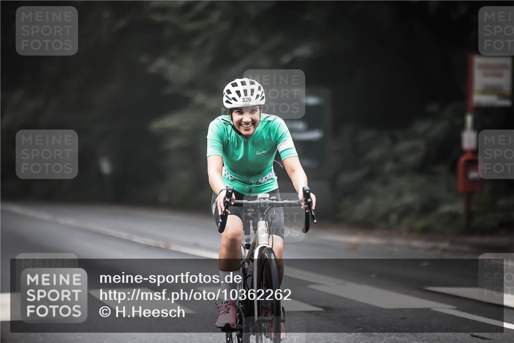 13.09.2026 - Stadtparktriathlon H.Heesch http://msf.ph/oto/10362262 13.09.2026 10:04:45 Radfahren 260, 319, 320 meine-sportfotos.de