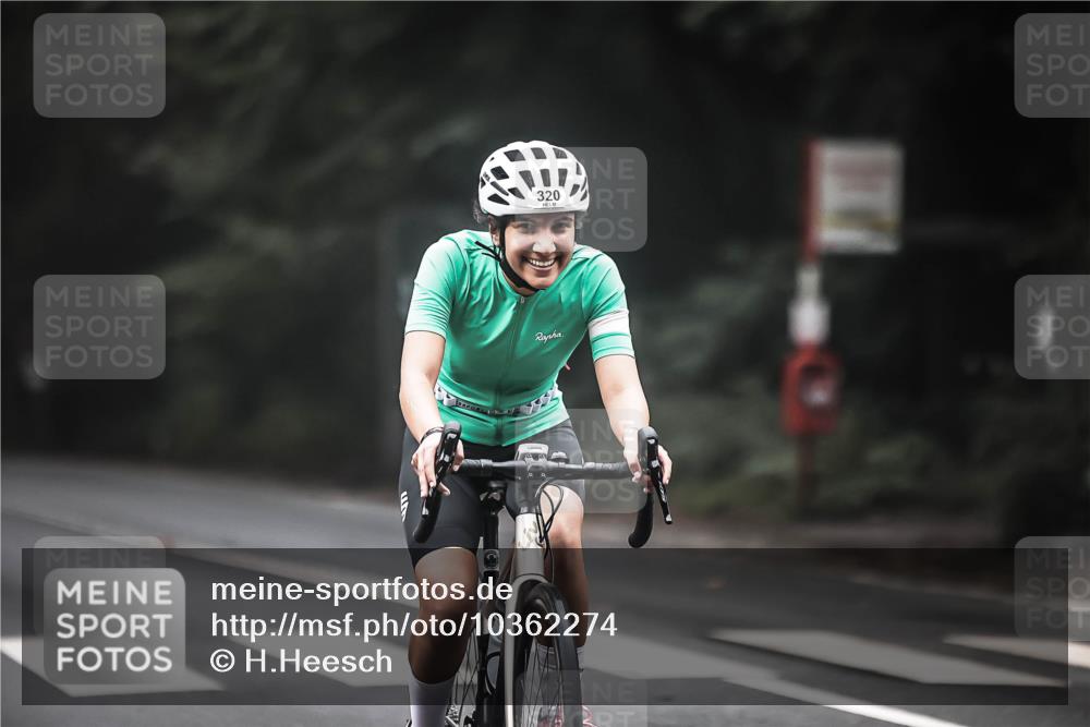 13.09.2026 - Stadtparktriathlon H.Heesch http://msf.ph/oto/10362274 13.09.2026 10:04:45 Radfahren 260, 319, 320 meine-sportfotos.de