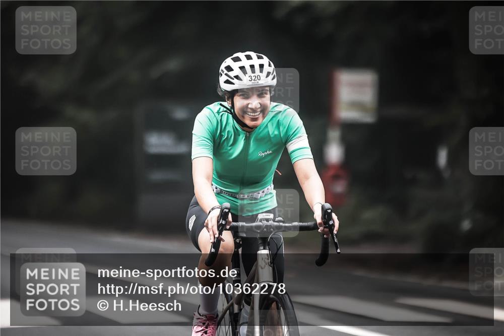 13.09.2026 - Stadtparktriathlon H.Heesch http://msf.ph/oto/10362278 13.09.2026 10:04:45 Radfahren 260, 319, 320 meine-sportfotos.de