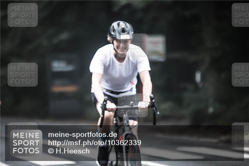 13.09.2026 - Stadtparktriathlon H.Heesch http://msf.ph/oto/10362339 13.09.2026 10:04:55 Radfahren 231, 246 meine-sportfotos.de