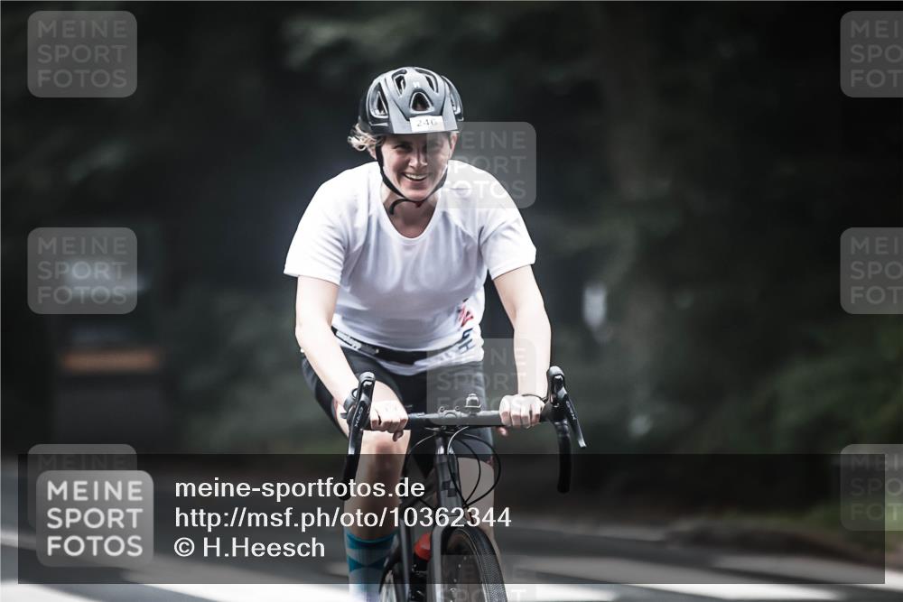 13.09.2026 - Stadtparktriathlon H.Heesch http://msf.ph/oto/10362344 13.09.2026 10:04:55 Radfahren 231, 246 meine-sportfotos.de