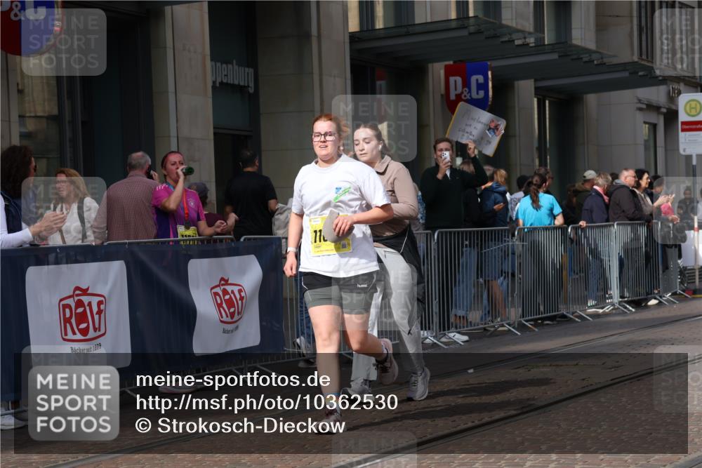 13.09.2026 - 21. swb-Marathon Bremen Strokosch-Dieckow http://msf.ph/oto/10362530 13.09.2026 11:23:17 Ziel 11266, 11663, 12340, 12440, 10349, 10754, 10925, 12083 meine-sportfotos.de