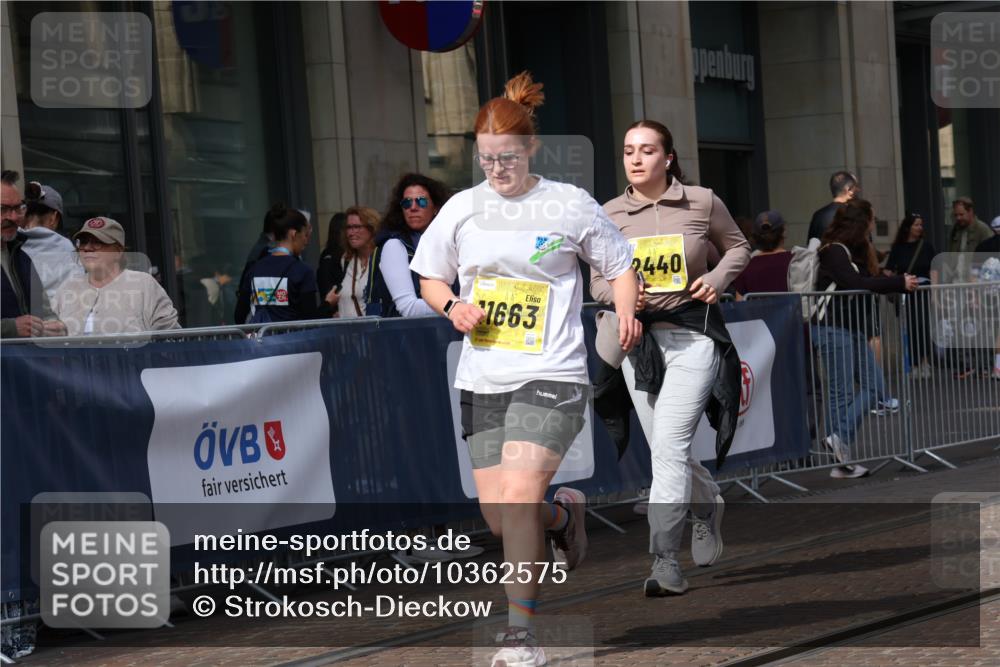 13.09.2026 - 21. swb-Marathon Bremen Strokosch-Dieckow http://msf.ph/oto/10362575 13.09.2026 11:23:18 Ziel 11266, 11663, 12340, 12440, 10349, 10754, 10925, 12083 meine-sportfotos.de