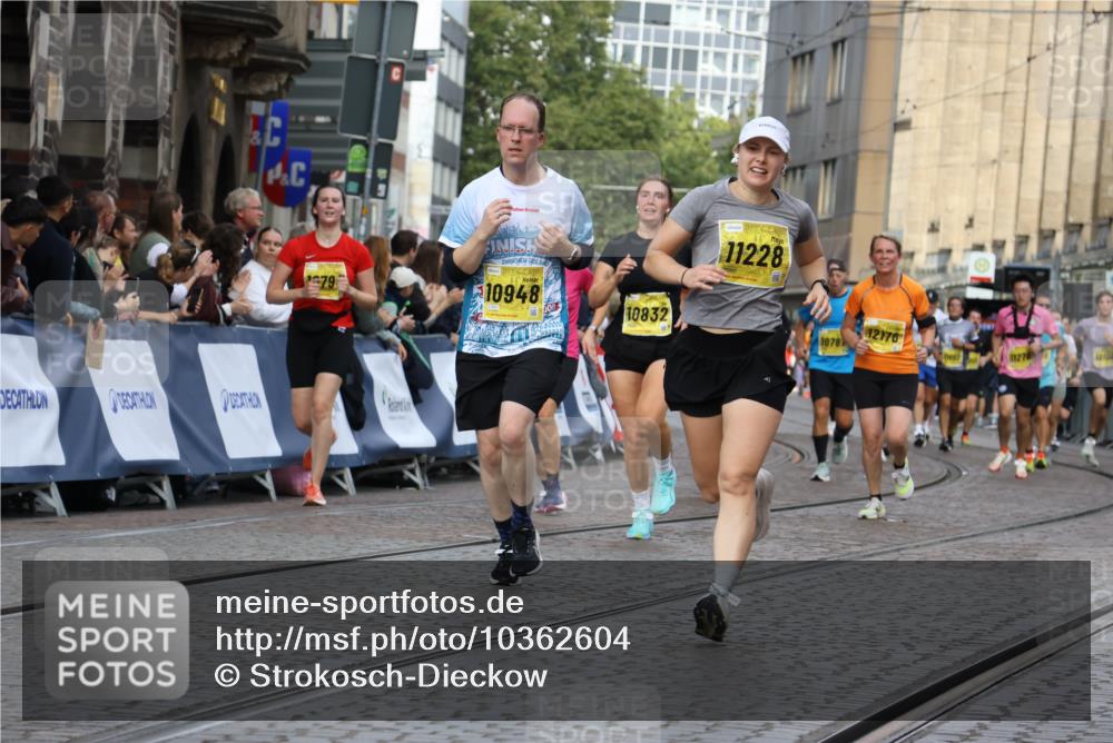 13.09.2026 - 21. swb-Marathon Bremen Strokosch-Dieckow http://msf.ph/oto/10362604 13.09.2026 10:58:54 Ziel 10878, 10879, 11004, 11030, 11152, 11189, 11384, 11455, 11488, 11686, 11743, 11953, 11955, 12180, 12237, 12320, 12499, 12505, 12518, 10383, 10415, 10427, 10477, 10668, 10787, 10843, 11034, 11267, 11278, 11602, 11913, 12015, 12127, 12131, 12200, 12271, 12297 meine-sportfotos.de