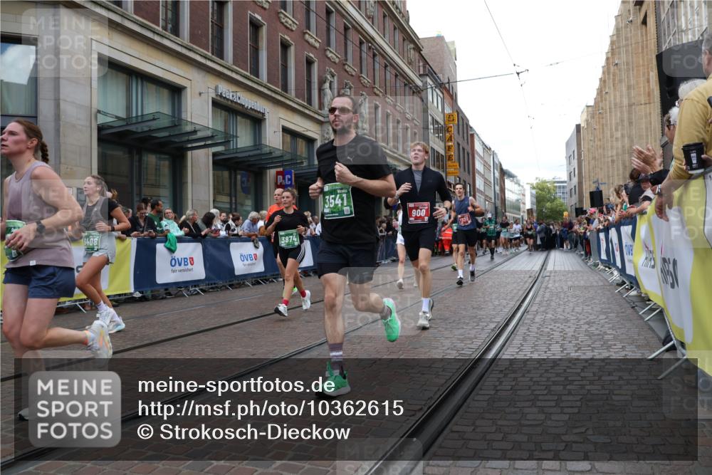 13.09.2026 - 21. swb-Marathon Bremen Strokosch-Dieckow http://msf.ph/oto/10362615 13.09.2026 13:36:36 Ziel 551, 813, 843, 950, 1285, 1641, 1849, 1936, 2241, 2275, 2930, 3122, 3541, 3635, 3787, 3815, 3874, 3909, 3998, 4261, 4335, 4410, 4448, 4892, 5236, 5355, 5447, 5823, 6050, 6056, 6269, 6280, 6408, 6431, 6966, 7046, 7229, 7237, 7398, 7445, 7640, 7656, 7937, 8034, 8498, 8685, 8839, 9310, 9331, 9415, 9589, 9658, 9807, 9840, 164, 372, 900, 1738, 1880, 2467, 2673, 2692, 2700, 2731, 2819, 2823, 3067, 3585, 3815, 4006, 4050 meine-sportfotos.de