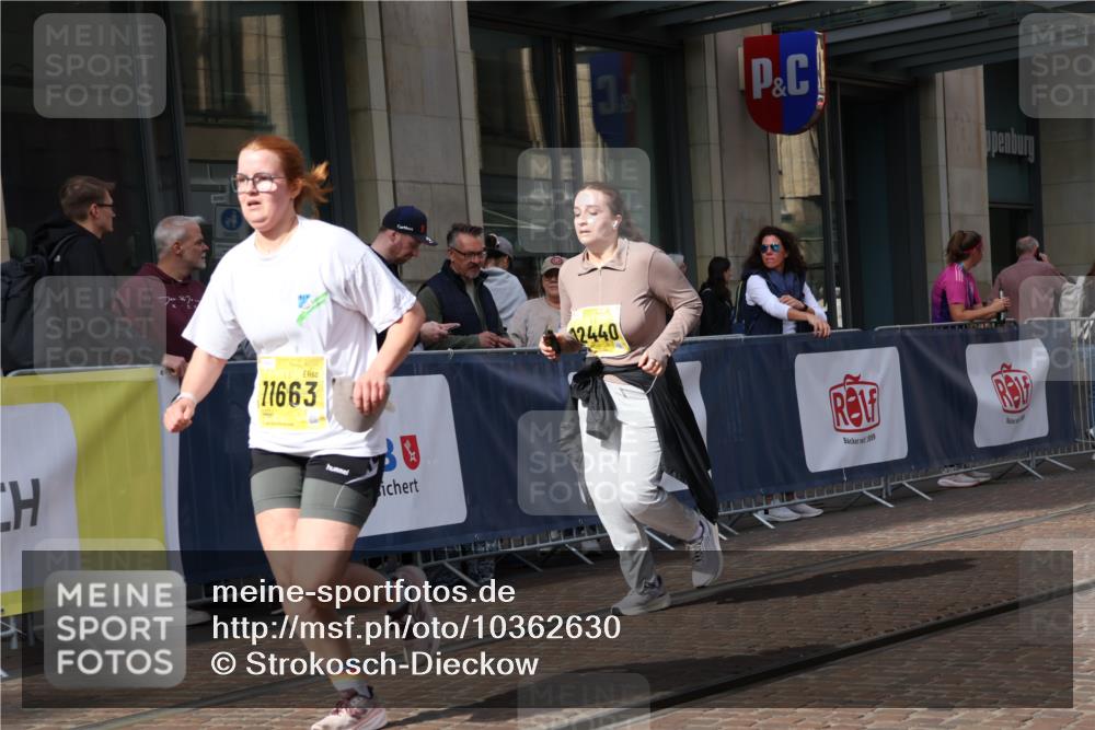 13.09.2026 - 21. swb-Marathon Bremen Strokosch-Dieckow http://msf.ph/oto/10362630 13.09.2026 11:23:20 Ziel 11266, 11663, 12340, 12440, 10349, 10754, 10925 meine-sportfotos.de