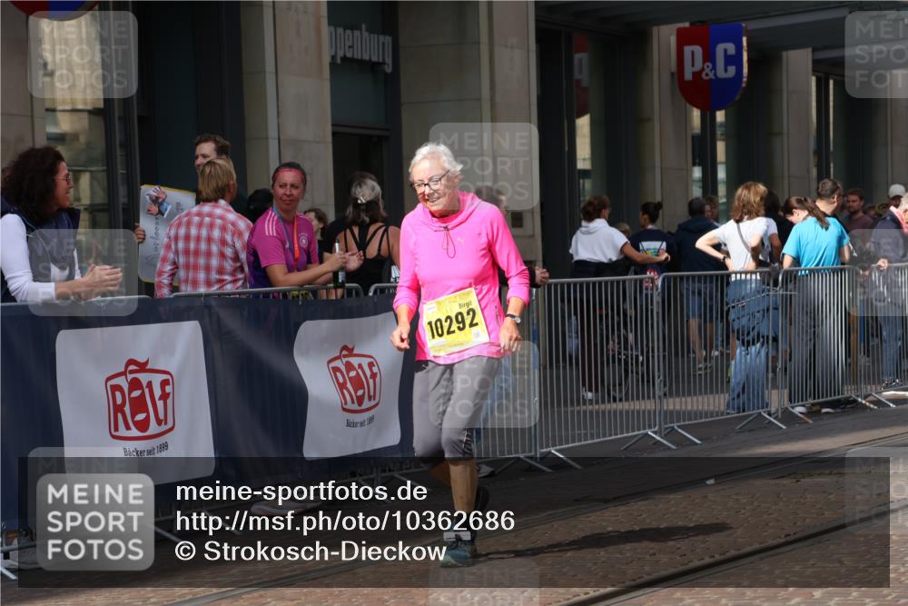 13.09.2026 - 21. swb-Marathon Bremen Strokosch-Dieckow http://msf.ph/oto/10362686 13.09.2026 11:23:32 Ziel 10292, 10413, 10970, 10349, 10754, 10925, 11266, 11663, 12340, 12440 meine-sportfotos.de