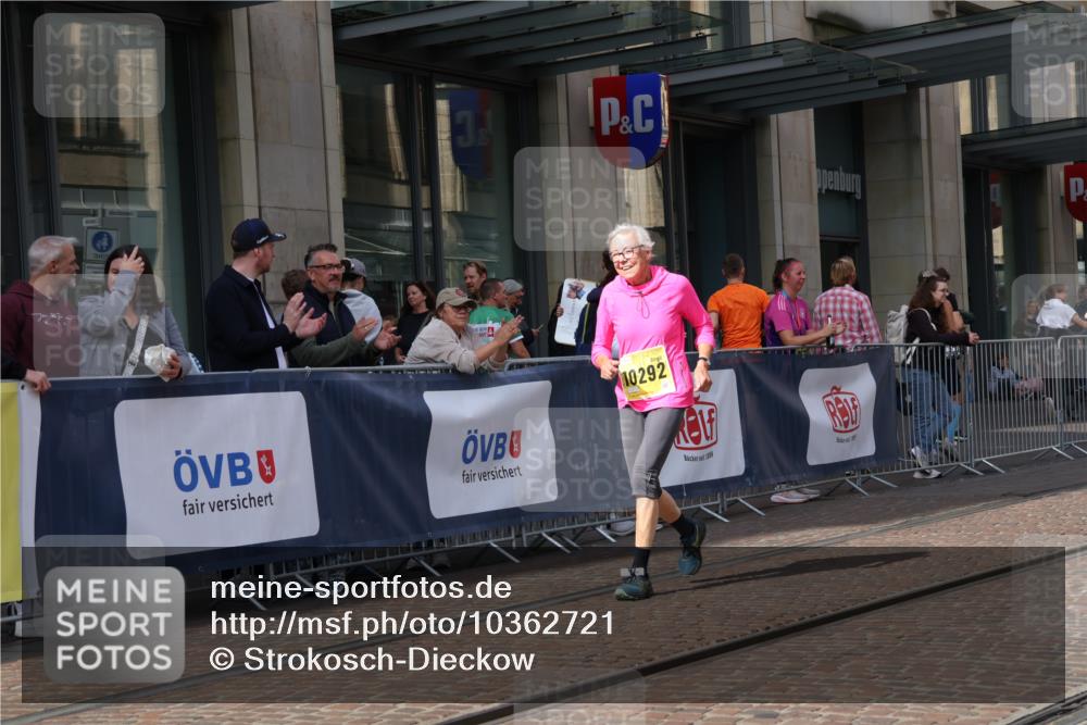 13.09.2026 - 21. swb-Marathon Bremen Strokosch-Dieckow http://msf.ph/oto/10362721 13.09.2026 11:23:33 Ziel 10292, 10413, 10970, 10349, 10754, 10925, 11266, 11663, 12340, 12440 meine-sportfotos.de