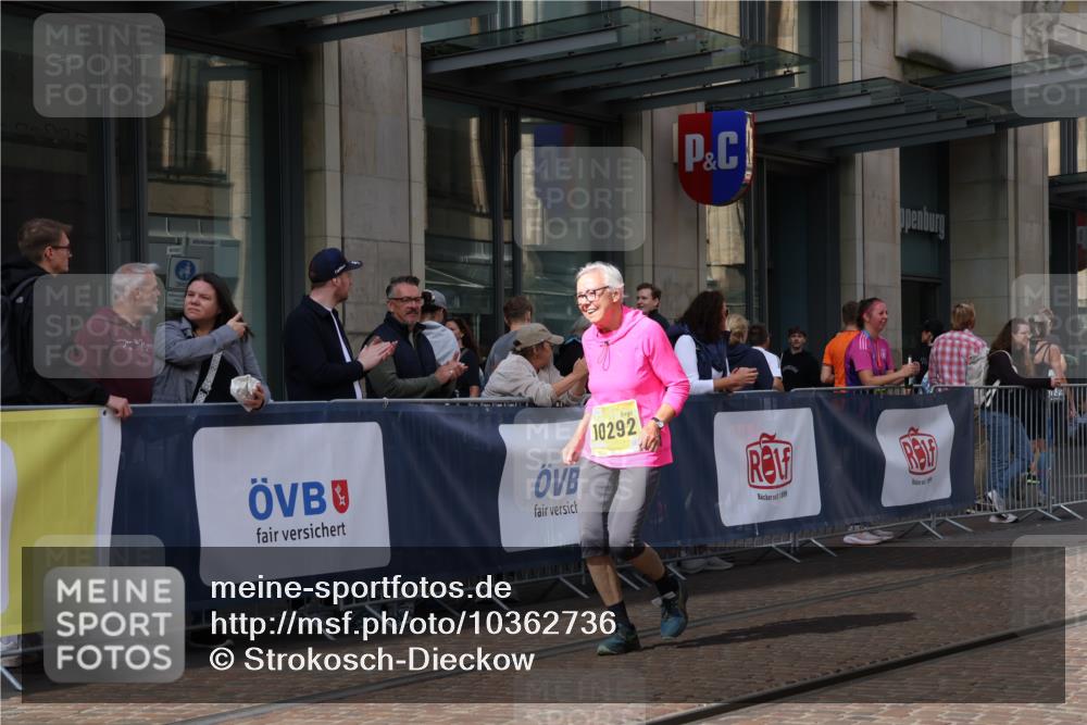 13.09.2026 - 21. swb-Marathon Bremen Strokosch-Dieckow http://msf.ph/oto/10362736 13.09.2026 11:23:34 Ziel 10292, 10413, 10970, 10349, 10754, 10925, 11266, 11663, 12340, 12440 meine-sportfotos.de