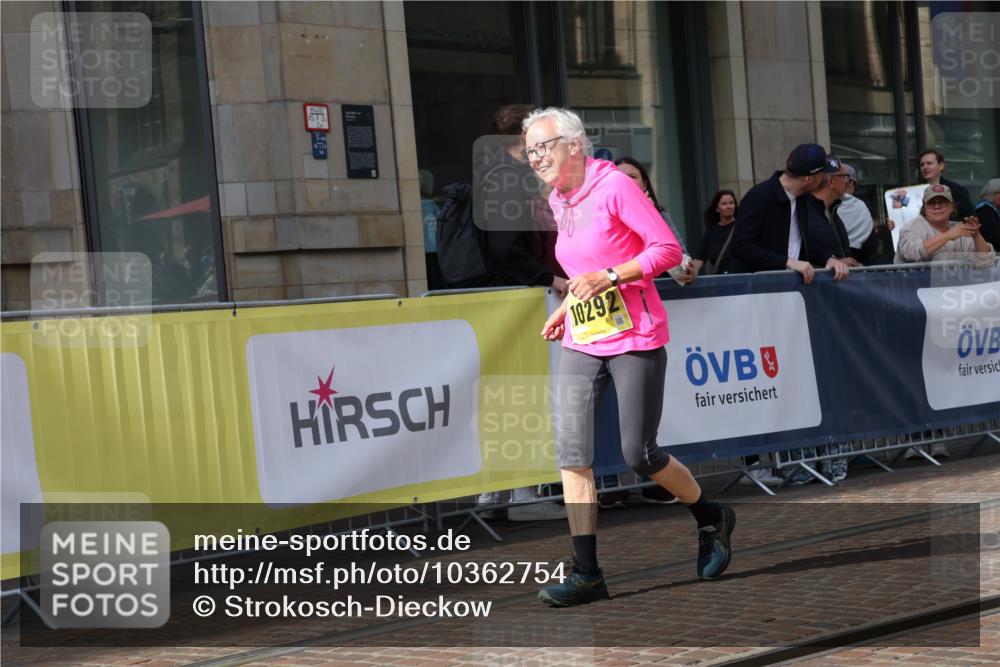 13.09.2026 - 21. swb-Marathon Bremen Strokosch-Dieckow http://msf.ph/oto/10362754 13.09.2026 11:23:35 Ziel 10292, 10413, 10970, 10754, 10925, 11266, 11663, 12340, 12440 meine-sportfotos.de