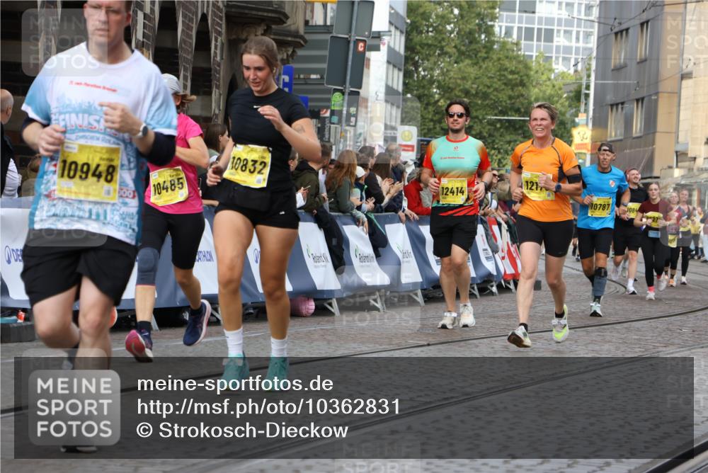13.09.2026 - 21. swb-Marathon Bremen Strokosch-Dieckow http://msf.ph/oto/10362831 13.09.2026 10:58:57 Ziel 10878, 10879, 11030, 11189, 11228, 11384, 11488, 11743, 11955, 12180, 12237, 12320, 12499, 12505, 10383, 10415, 10427, 10477, 10668, 10843, 11034, 11602, 11913, 12015, 12118, 12127, 12131, 12200, 12271, 12297 meine-sportfotos.de