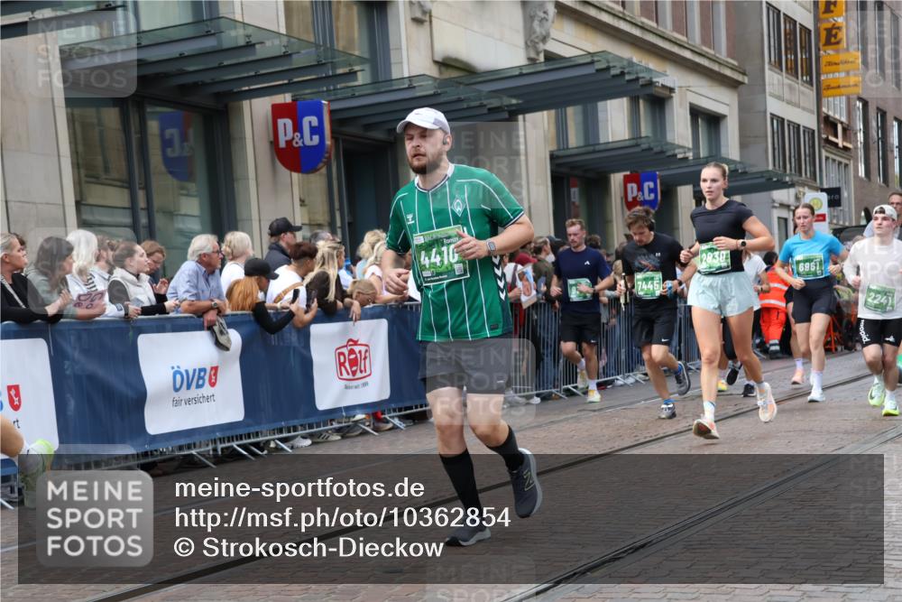 13.09.2026 - 21. swb-Marathon Bremen Strokosch-Dieckow http://msf.ph/oto/10362854 13.09.2026 13:36:41 Ziel 551, 813, 843, 950, 1285, 1641, 1849, 1854, 1991, 2241, 2275, 2531, 2930, 3122, 3541, 3635, 3732, 3787, 3874, 3894, 3909, 3998, 4261, 4335, 4410, 4448, 4932, 4947, 5236, 5355, 5447, 5547, 5577, 5823, 6046, 6056, 6269, 6408, 6431, 6629, 6961, 6966, 7006, 7046, 7398, 7445, 7640, 7937, 8034, 8443, 8458, 8498, 8685, 8839, 9140, 9310, 9317, 9331, 9415, 9589, 9807, 9840, 13077, 164, 372, 900, 1738, 1880, 1936, 2467, 2673, 2692, 2700, 2731, 2819, 2823, 3067, 3585, 3815, 4006, 4050 meine-sportfotos.de