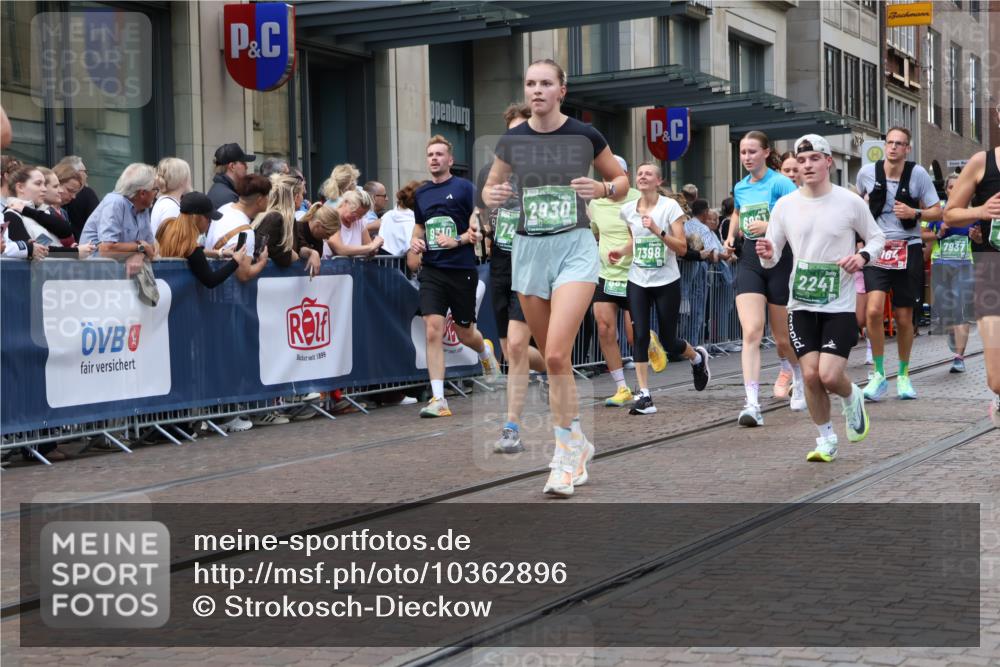 13.09.2026 - 21. swb-Marathon Bremen Strokosch-Dieckow http://msf.ph/oto/10362896 13.09.2026 13:36:42 Ziel 551, 813, 843, 950, 1285, 1641, 1849, 1854, 1991, 2241, 2275, 2531, 2930, 3122, 3541, 3635, 3732, 3787, 3874, 3894, 3909, 3998, 4261, 4335, 4410, 4448, 4932, 4947, 5236, 5355, 5447, 5547, 5577, 6046, 6056, 6269, 6408, 6431, 6629, 6961, 6966, 7006, 7046, 7398, 7445, 7640, 7937, 8034, 8268, 8443, 8458, 8498, 8685, 8839, 9140, 9310, 9317, 9331, 9415, 9589, 9840, 13077, 164, 372, 900, 1738, 1880, 1936, 2467, 2673, 2692, 2700, 2731, 2819, 2823, 3067, 3585, 3815, 4006, 4050 meine-sportfotos.de