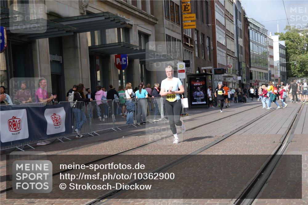 13.09.2026 - 21. swb-Marathon Bremen Strokosch-Dieckow http://msf.ph/oto/10362900 13.09.2026 11:23:48 Ziel 10413, 10970, 11712, 10292, 12440 meine-sportfotos.de