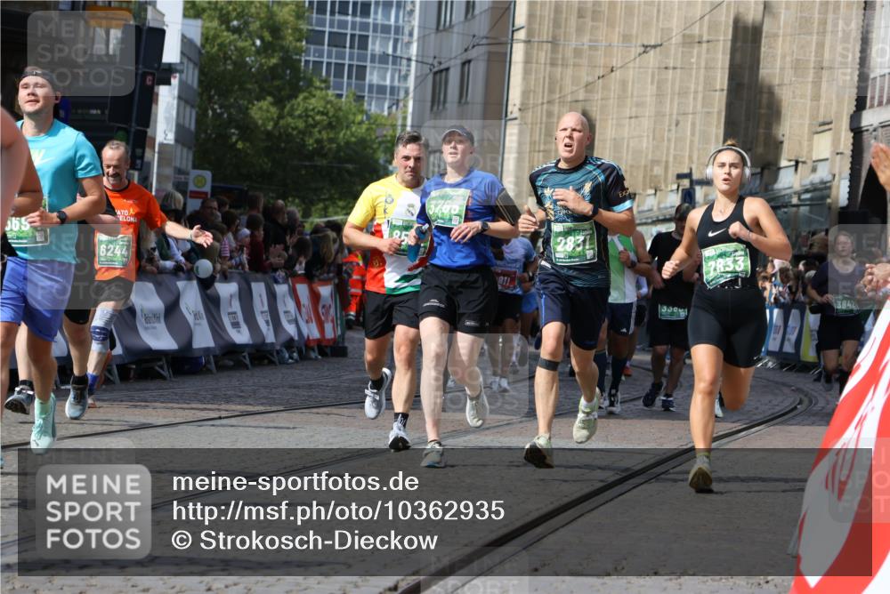 13.09.2026 - 21. swb-Marathon Bremen Strokosch-Dieckow http://msf.ph/oto/10362935 13.09.2026 13:34:36 Ziel 682, 911, 1307, 1364, 2355, 2464, 3068, 3162, 3214, 3632, 3636, 3984, 4112, 5147, 5265, 5489, 5768, 5852, 6090, 6350, 6405, 7113, 7696, 7746, 7897, 7988, 8870, 9094, 9100, 9402, 9453, 9802, 9905, 10058, 13112, 13118, 1210, 1395, 1967, 2525, 2561, 2831, 3052, 3058, 3181, 3353, 3380, 3388, 3765, 3842, 5378, 5415, 5684, 5694, 5760, 6128, 6168, 6244, 7443, 7462, 7833, 8155, 8182, 8493, 8552, 8683, 9038, 9788, 9820, 13180 meine-sportfotos.de