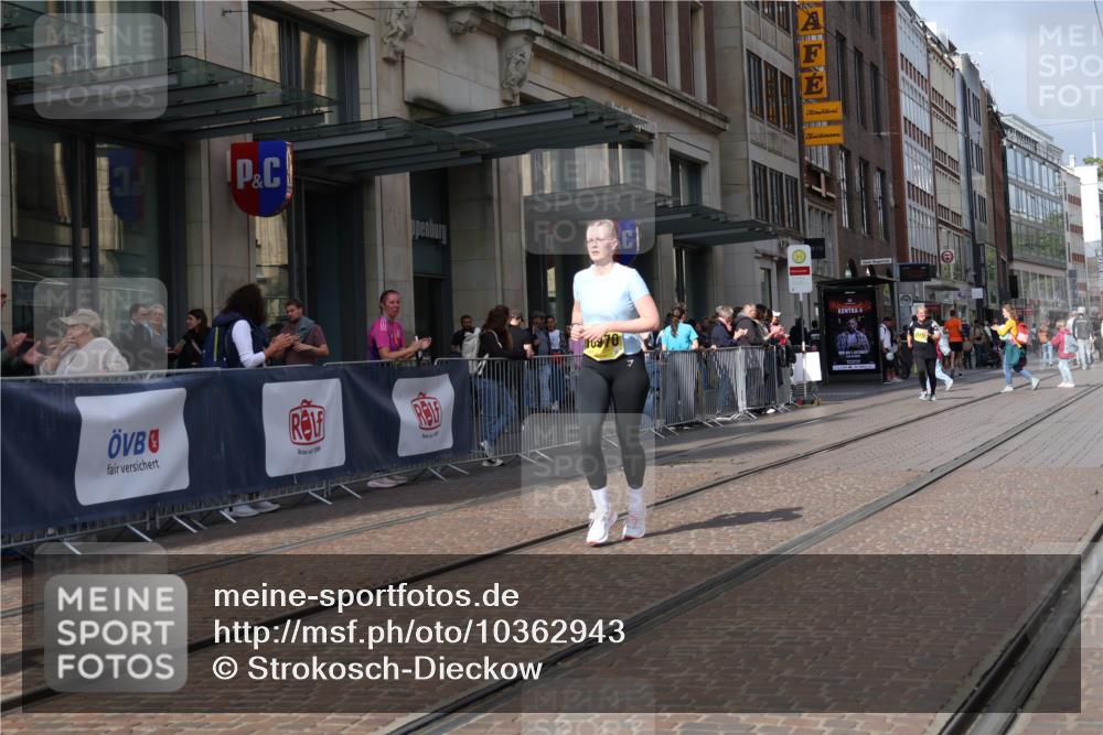 13.09.2026 - 21. swb-Marathon Bremen Strokosch-Dieckow http://msf.ph/oto/10362943 13.09.2026 11:23:49 Ziel 10413, 10970, 11712, 10292, 12440 meine-sportfotos.de