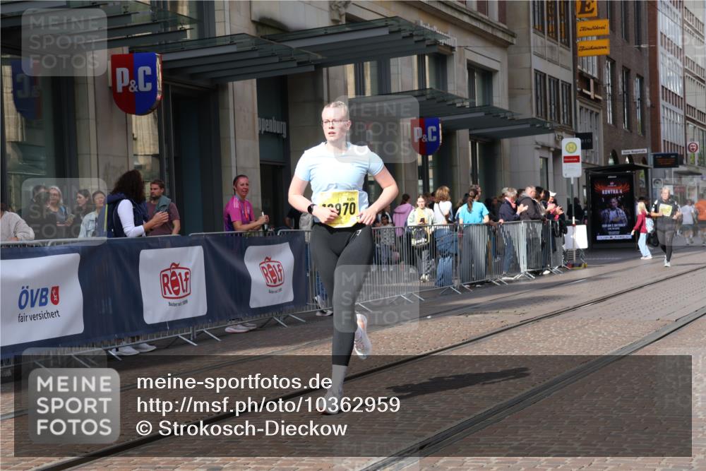 13.09.2026 - 21. swb-Marathon Bremen Strokosch-Dieckow http://msf.ph/oto/10362959 13.09.2026 11:23:50 Ziel 10413, 10970, 11712, 10292, 12440 meine-sportfotos.de