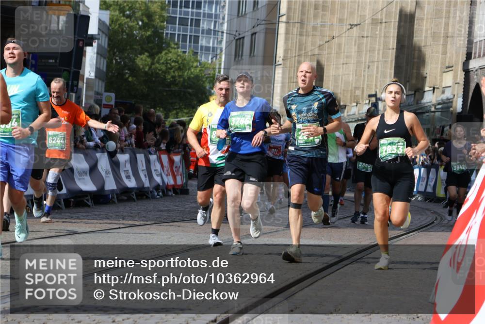 13.09.2026 - 21. swb-Marathon Bremen Strokosch-Dieckow http://msf.ph/oto/10362964 13.09.2026 13:34:36 Ziel 682, 911, 1307, 1364, 2355, 2464, 3068, 3162, 3214, 3632, 3636, 3984, 4112, 5147, 5265, 5489, 5768, 5852, 6090, 6350, 6405, 7113, 7696, 7746, 7897, 7988, 8870, 9094, 9100, 9402, 9453, 9802, 9905, 10058, 13112, 13118, 1210, 1395, 1967, 2525, 2561, 2831, 3052, 3058, 3181, 3353, 3380, 3388, 3765, 3842, 5378, 5415, 5684, 5694, 5760, 6128, 6168, 6244, 7443, 7462, 7833, 8155, 8182, 8493, 8552, 8683, 9038, 9788, 9820, 13180 meine-sportfotos.de