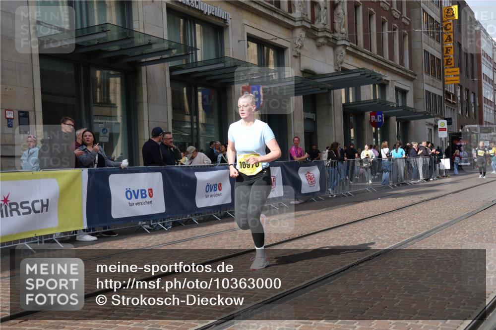 13.09.2026 - 21. swb-Marathon Bremen Strokosch-Dieckow http://msf.ph/oto/10363000 13.09.2026 11:23:50 Ziel 10413, 10970, 11712, 10292, 12440 meine-sportfotos.de