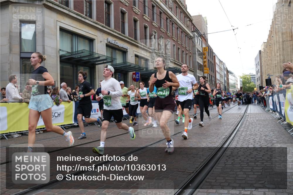 13.09.2026 - 21. swb-Marathon Bremen Strokosch-Dieckow http://msf.ph/oto/10363013 13.09.2026 13:36:44 Ziel 551, 843, 950, 1285, 1641, 1849, 1854, 1991, 2241, 2275, 2531, 2930, 3122, 3333, 3541, 3732, 3787, 3874, 3894, 3909, 3998, 4261, 4335, 4410, 4448, 4932, 4947, 5236, 5355, 5547, 5577, 6046, 6056, 6269, 6408, 6431, 6629, 6961, 6966, 7006, 7046, 7398, 7445, 7640, 7937, 8034, 8268, 8443, 8458, 8498, 8839, 9140, 9310, 9317, 9331, 9415, 9589, 9701, 9840, 13077, 164, 372, 813, 900, 1738, 1880, 1936, 2467, 2673, 2692, 2700, 2731, 2819, 2823, 3067, 3585, 3635, 3815, 4006, 4050 meine-sportfotos.de