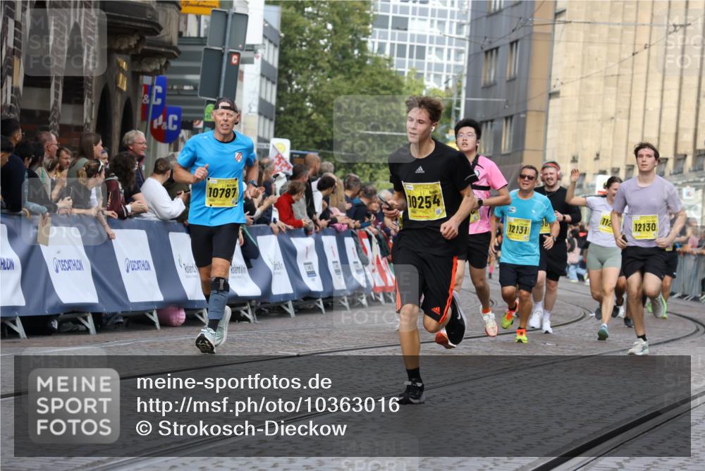 13.09.2026 - 21. swb-Marathon Bremen Strokosch-Dieckow http://msf.ph/oto/10363016 13.09.2026 10:59:01 Ziel 10485, 10832, 10878, 10879, 10948, 11030, 11189, 11228, 11488, 11743, 11955, 12180, 12237, 12320, 12499, 12505, 10415, 10427, 10492, 10668, 11086, 11125, 11301, 11302, 11913, 12118, 12200, 12297, 12541 meine-sportfotos.de