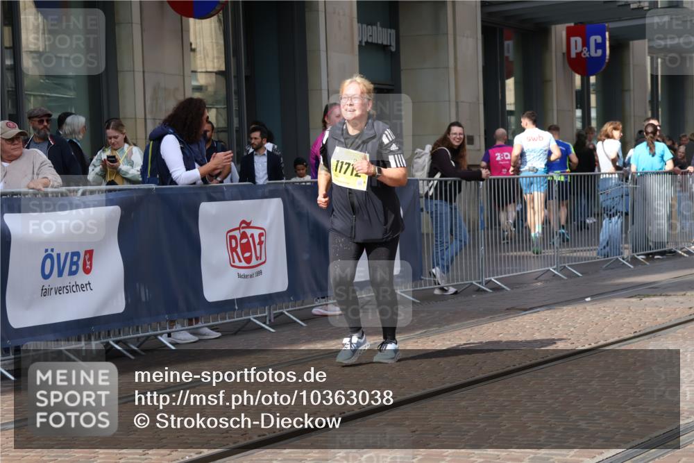 13.09.2026 - 21. swb-Marathon Bremen Strokosch-Dieckow http://msf.ph/oto/10363038 13.09.2026 11:23:59 Ziel 11712, 10292, 10413, 10970 meine-sportfotos.de