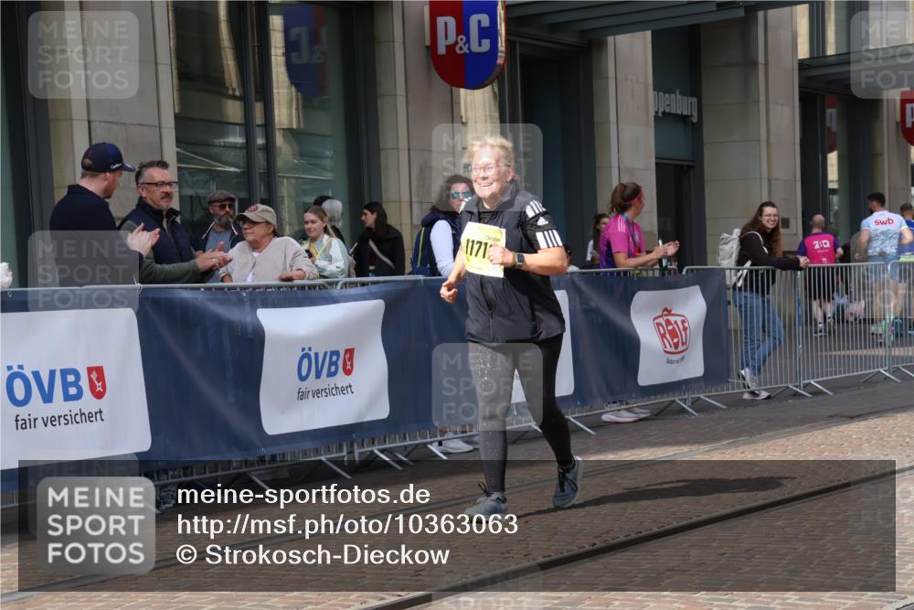 13.09.2026 - 21. swb-Marathon Bremen Strokosch-Dieckow http://msf.ph/oto/10363063 13.09.2026 11:24:00 Ziel 11712, 10292, 10413, 10970 meine-sportfotos.de