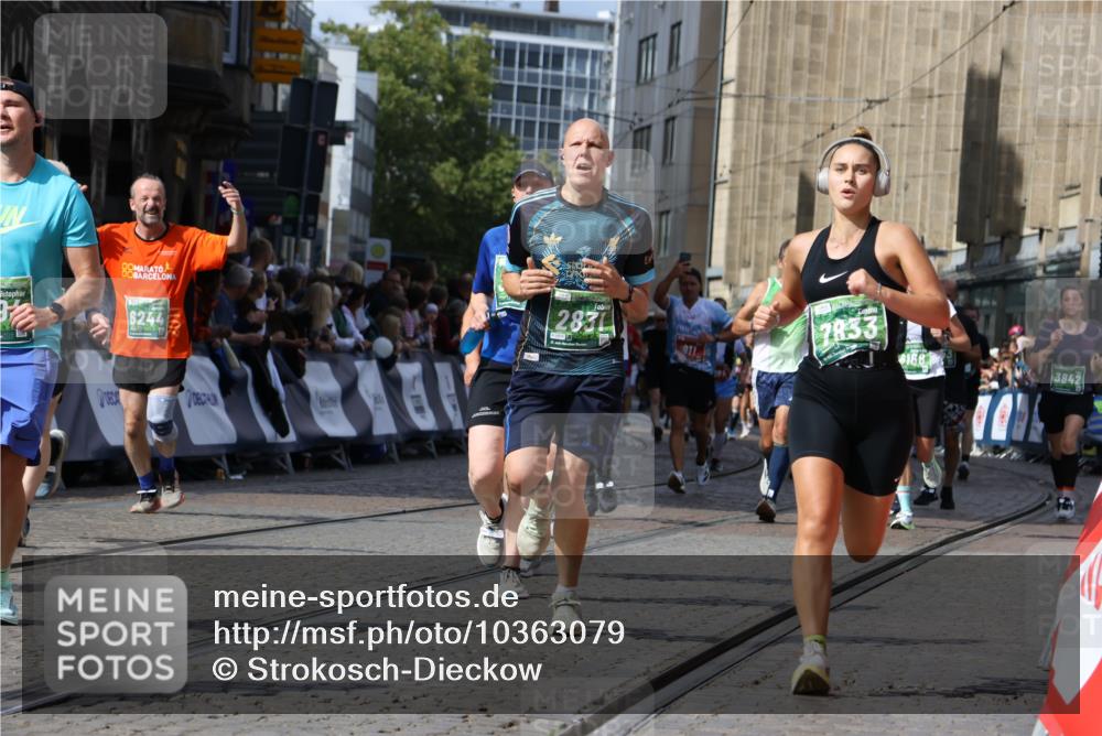 13.09.2026 - 21. swb-Marathon Bremen Strokosch-Dieckow http://msf.ph/oto/10363079 13.09.2026 13:34:37 Ziel 682, 911, 1307, 1364, 2355, 2464, 3068, 3162, 3214, 3632, 3636, 3984, 4112, 5147, 5265, 5489, 5566, 5768, 5852, 6090, 6255, 6350, 6405, 7113, 7696, 7746, 7897, 7988, 8870, 9094, 9100, 9402, 9453, 9802, 9905, 10058, 13112, 13118, 1210, 1967, 2525, 2561, 2831, 3181, 3353, 3380, 3765, 3842, 5378, 5415, 5684, 5694, 6128, 6168, 6244, 7443, 7462, 8155, 8182, 8493, 8552, 8683, 9038, 9788, 9820, 13180 meine-sportfotos.de