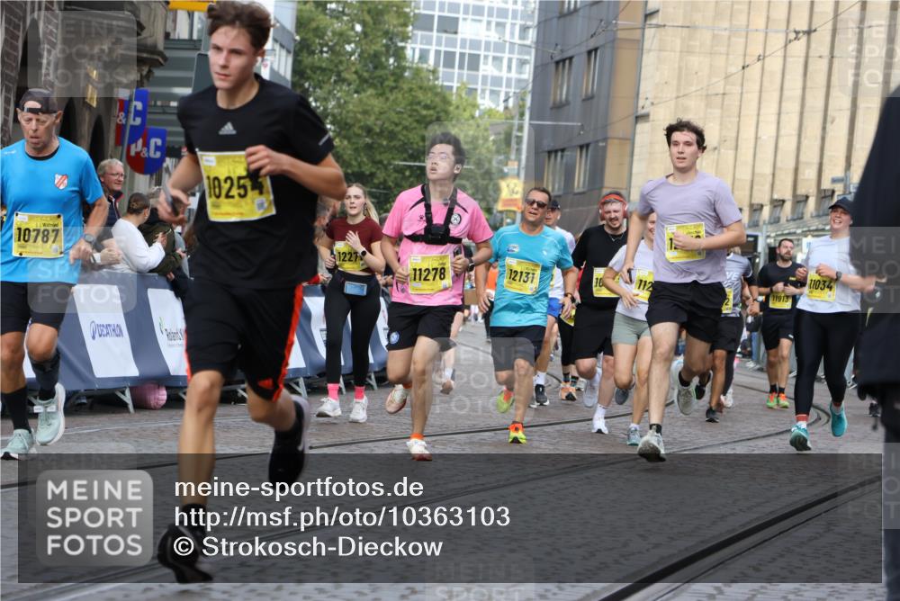 13.09.2026 - 21. swb-Marathon Bremen Strokosch-Dieckow http://msf.ph/oto/10363103 13.09.2026 10:59:02 Ziel 10254, 10485, 10794, 10832, 10878, 10879, 10948, 11030, 11189, 11228, 11488, 11743, 11955, 12176, 12237, 12320, 12499, 12505, 10415, 10492, 10668, 11086, 11125, 11301, 11302, 11500, 11913, 12118, 12200, 12297, 12541 meine-sportfotos.de