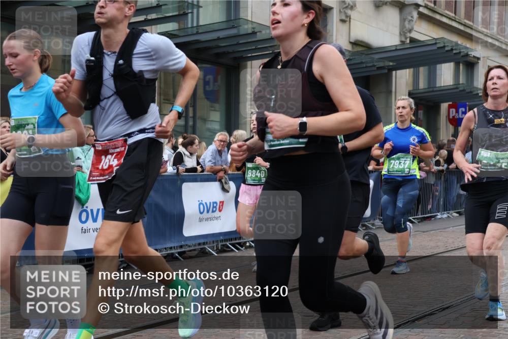 13.09.2026 - 21. swb-Marathon Bremen Strokosch-Dieckow http://msf.ph/oto/10363120 13.09.2026 13:36:45 Ziel 551, 843, 950, 1285, 1641, 1849, 1854, 1991, 2241, 2275, 2531, 2930, 3122, 3333, 3541, 3732, 3787, 3874, 3894, 3909, 3998, 4261, 4410, 4448, 4932, 4947, 5236, 5355, 5547, 5577, 6046, 6056, 6269, 6408, 6431, 6629, 6947, 6961, 6966, 7006, 7046, 7398, 7445, 7937, 8034, 8268, 8443, 8458, 8498, 8839, 9140, 9310, 9317, 9331, 9415, 9589, 9701, 9840, 13077, 164, 372, 813, 843, 900, 1738, 1880, 1936, 2467, 2673, 2692, 2700, 2731, 2819, 2823, 3067, 3585, 3635, 3815, 3998, 4006, 4050 meine-sportfotos.de