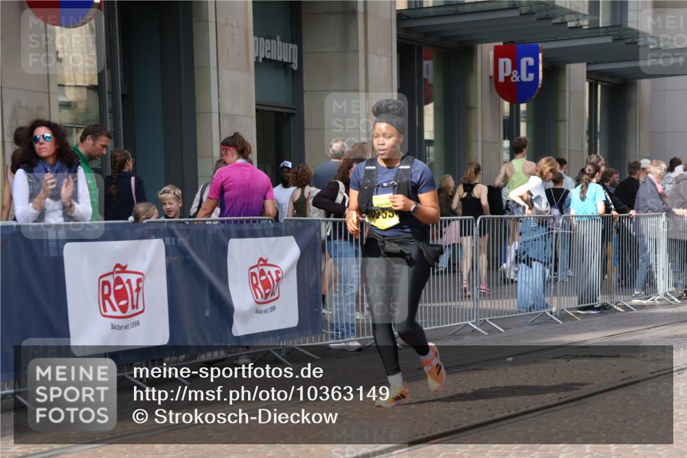13.09.2026 - 21. swb-Marathon Bremen Strokosch-Dieckow http://msf.ph/oto/10363149 13.09.2026 11:25:04 Ziel 10533, 10732 meine-sportfotos.de