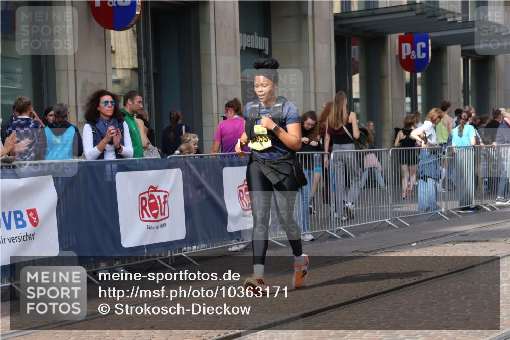 13.09.2026 - 21. swb-Marathon Bremen Strokosch-Dieckow http://msf.ph/oto/10363171 13.09.2026 11:25:05 Ziel 10533, 10732, 12471 meine-sportfotos.de