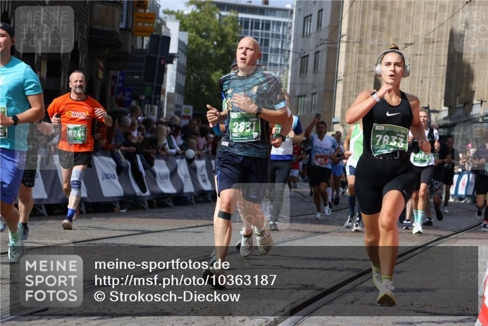 13.09.2026 - 21. swb-Marathon Bremen Strokosch-Dieckow http://msf.ph/oto/10363187 13.09.2026 13:34:37 Ziel 682, 911, 1307, 1364, 2355, 2464, 3068, 3162, 3214, 3632, 3636, 3984, 4112, 5147, 5265, 5489, 5566, 5768, 5852, 6090, 6255, 6350, 6405, 7113, 7696, 7746, 7897, 7988, 8870, 9094, 9100, 9402, 9453, 9802, 9905, 10058, 13112, 13118, 1210, 1967, 2525, 2561, 2831, 3181, 3353, 3380, 3765, 3842, 5378, 5415, 5684, 5694, 6128, 6168, 6244, 7443, 7462, 8155, 8182, 8493, 8552, 8683, 9038, 9788, 9820, 13180 meine-sportfotos.de