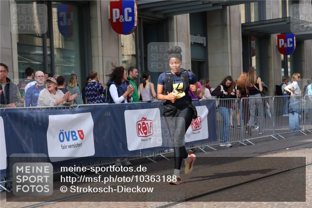 13.09.2026 - 21. swb-Marathon Bremen Strokosch-Dieckow http://msf.ph/oto/10363188 13.09.2026 11:25:05 Ziel 10533, 10732, 12471 meine-sportfotos.de