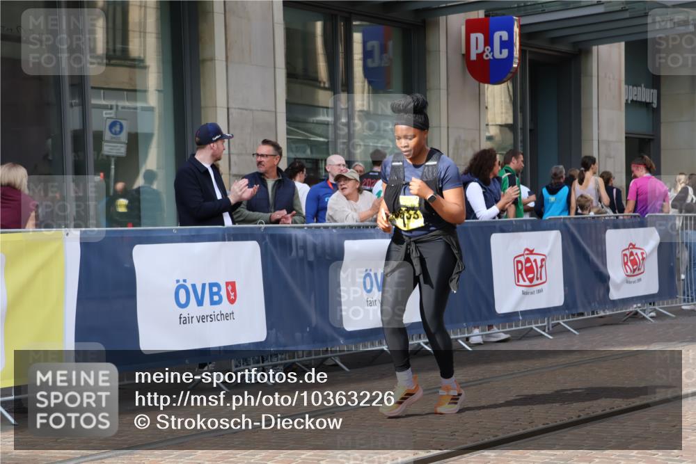 13.09.2026 - 21. swb-Marathon Bremen Strokosch-Dieckow http://msf.ph/oto/10363226 13.09.2026 11:25:06 Ziel 10533, 10732, 12471 meine-sportfotos.de