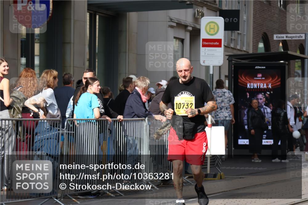 13.09.2026 - 21. swb-Marathon Bremen Strokosch-Dieckow http://msf.ph/oto/10363281 13.09.2026 11:25:09 Ziel 10533, 10732, 12471 meine-sportfotos.de