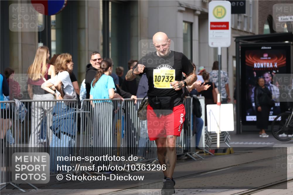 13.09.2026 - 21. swb-Marathon Bremen Strokosch-Dieckow http://msf.ph/oto/10363296 13.09.2026 11:25:10 Ziel 10533, 10732, 12471 meine-sportfotos.de