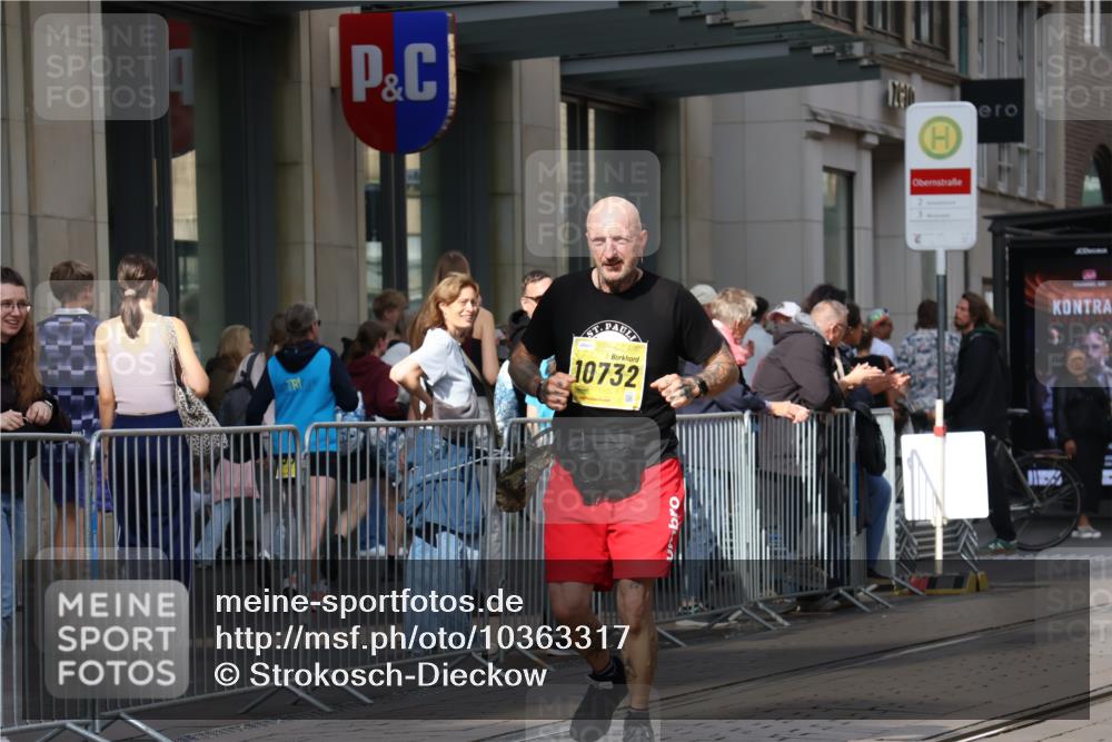 13.09.2026 - 21. swb-Marathon Bremen Strokosch-Dieckow http://msf.ph/oto/10363317 13.09.2026 11:25:11 Ziel 10533, 10732, 12471 meine-sportfotos.de