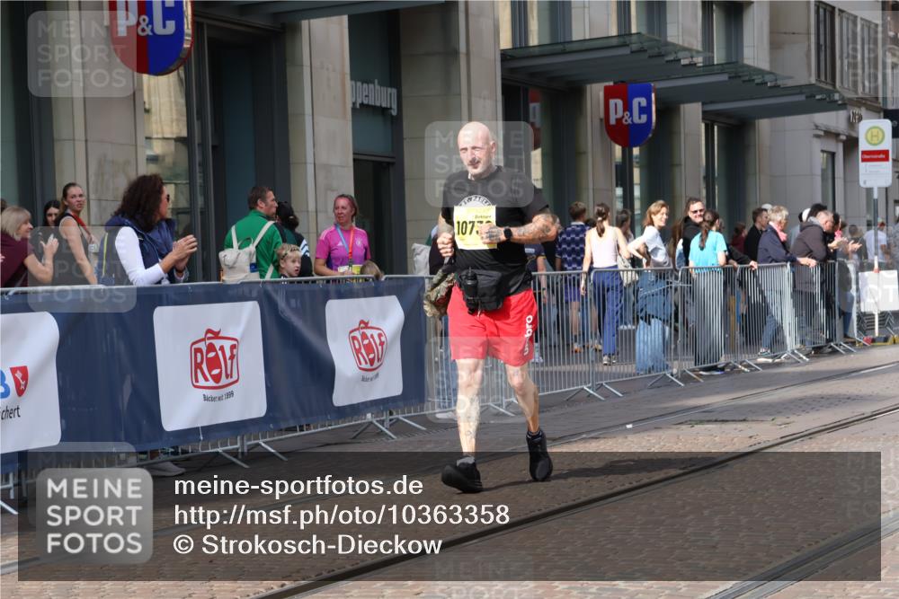 13.09.2026 - 21. swb-Marathon Bremen Strokosch-Dieckow http://msf.ph/oto/10363358 13.09.2026 11:25:13 Ziel 10533, 10732, 12471, 10533 meine-sportfotos.de