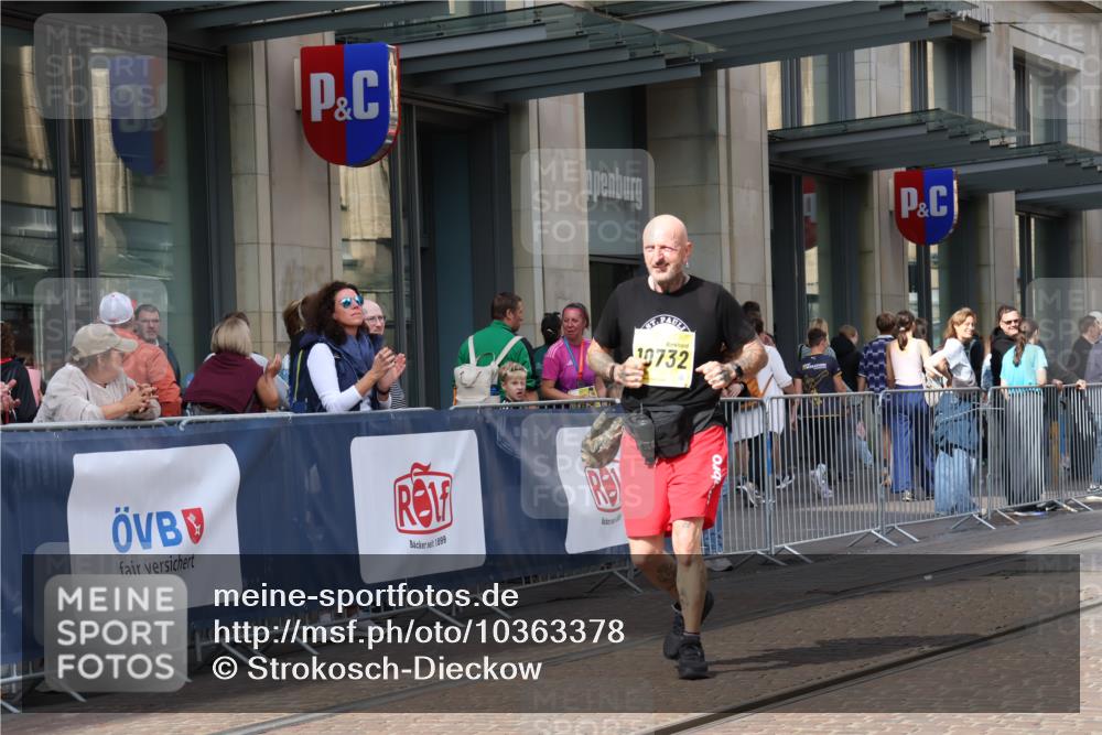 13.09.2026 - 21. swb-Marathon Bremen Strokosch-Dieckow http://msf.ph/oto/10363378 13.09.2026 11:25:14 Ziel 10732, 12471, 10533 meine-sportfotos.de
