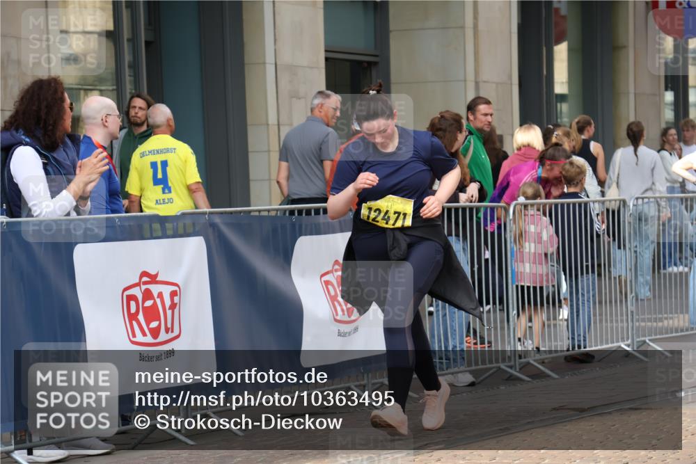 13.09.2026 - 21. swb-Marathon Bremen Strokosch-Dieckow http://msf.ph/oto/10363495 13.09.2026 11:25:22 Ziel 10732, 12471, 10533 meine-sportfotos.de