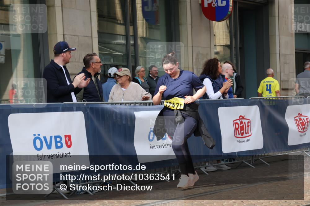 13.09.2026 - 21. swb-Marathon Bremen Strokosch-Dieckow http://msf.ph/oto/10363541 13.09.2026 11:25:24 Ziel 10732, 12471, 10533 meine-sportfotos.de