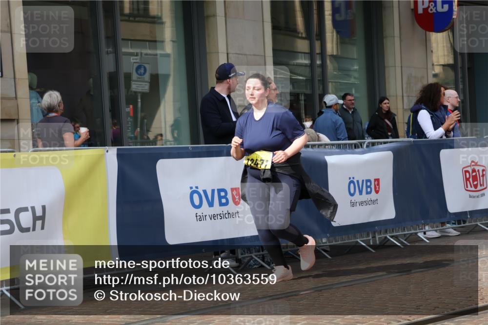 13.09.2026 - 21. swb-Marathon Bremen Strokosch-Dieckow http://msf.ph/oto/10363559 13.09.2026 11:25:24 Ziel 10732, 12471, 10533 meine-sportfotos.de