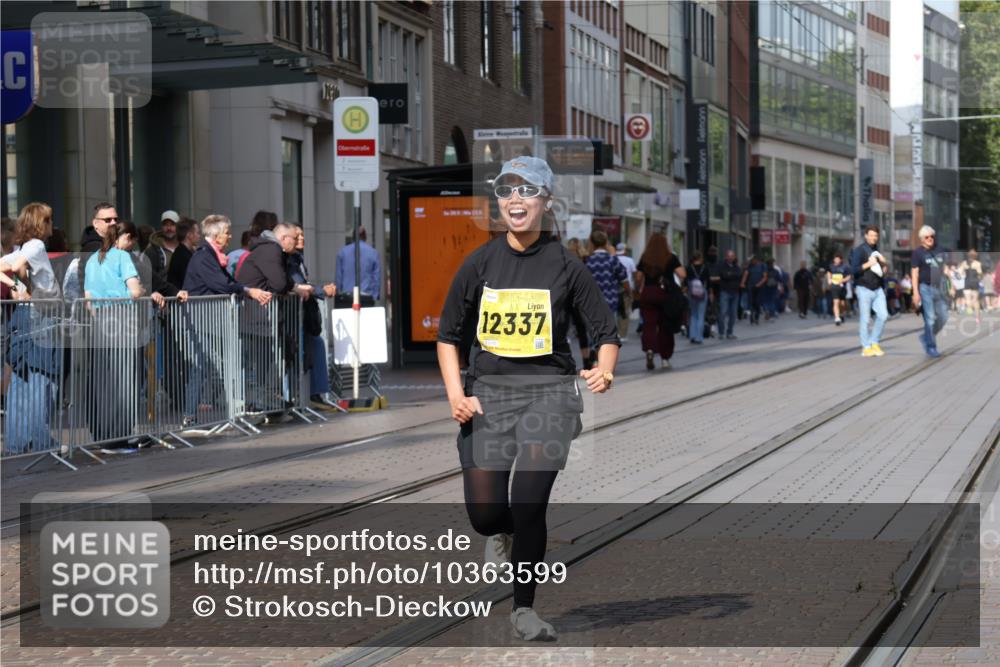 13.09.2026 - 21. swb-Marathon Bremen Strokosch-Dieckow http://msf.ph/oto/10363599 13.09.2026 11:25:25 Ziel 10732, 12471, 10533 meine-sportfotos.de