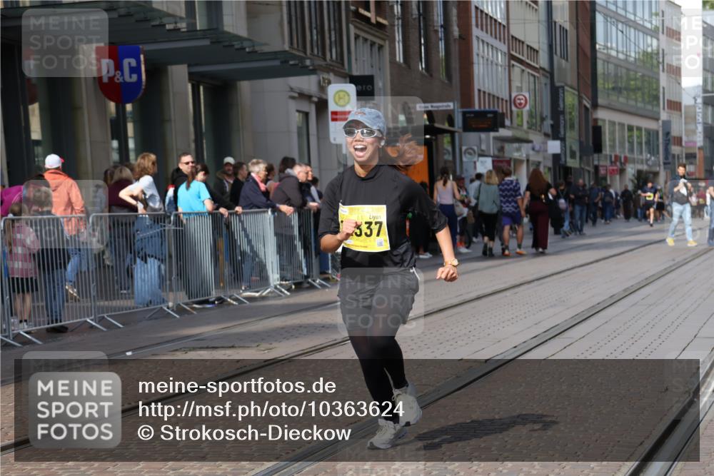 13.09.2026 - 21. swb-Marathon Bremen Strokosch-Dieckow http://msf.ph/oto/10363624 13.09.2026 11:25:26 Ziel 10732, 12471, 10533 meine-sportfotos.de