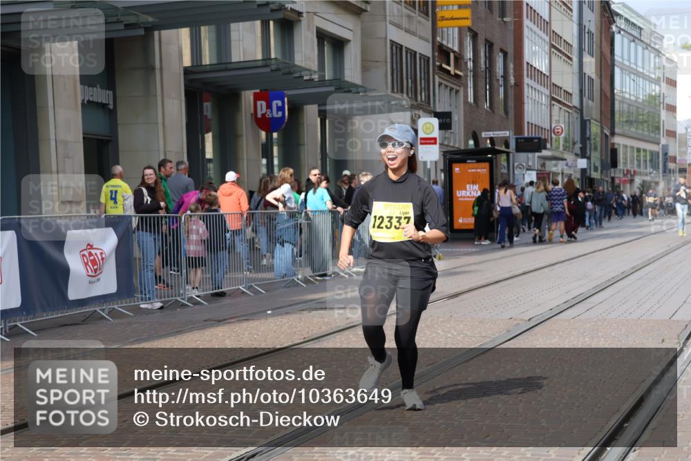 13.09.2026 - 21. swb-Marathon Bremen Strokosch-Dieckow http://msf.ph/oto/10363649 13.09.2026 11:25:26 Ziel 10732, 12471, 10533 meine-sportfotos.de