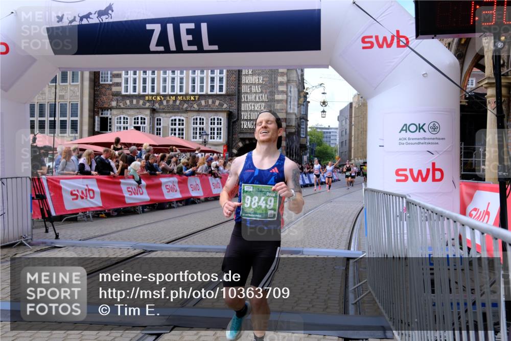 13.09.2026 - 21. swb-Marathon Bremen Tim E. http://msf.ph/oto/10363709 13.09.2026 13:01:13 Ziel 6359, 8749, 9849 meine-sportfotos.de