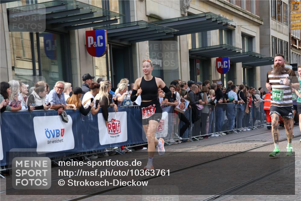 13.09.2026 - 21. swb-Marathon Bremen Strokosch-Dieckow http://msf.ph/oto/10363761 13.09.2026 13:36:58 Ziel 270, 391, 448, 869, 950, 1180, 1854, 1991, 2531, 3333, 3627, 3732, 3823, 3894, 4448, 4628, 4932, 4947, 5388, 5547, 5577, 5612, 5738, 5791, 6046, 6629, 6904, 6947, 6961, 7006, 7571, 7937, 8268, 8439, 8443, 8458, 8553, 8748, 8753, 9140, 9310, 9317, 9701, 13077, 551, 813, 843, 1285, 1641, 1849, 1936, 2241, 2275, 2930, 3122, 3541, 3635, 3787, 3815, 3874, 3909, 3998, 4050, 4261, 4410, 4448, 5236, 5355, 6056, 6269, 6408, 6431, 7046 meine-sportfotos.de