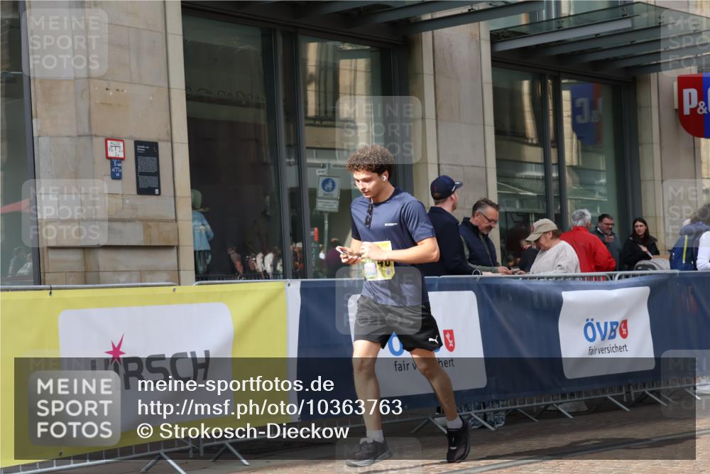 13.09.2026 - 21. swb-Marathon Bremen Strokosch-Dieckow http://msf.ph/oto/10363763 13.09.2026 11:26:03 Ziel 12546 meine-sportfotos.de